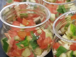 סלט ירקות ישראלי בכוסות אישיות פינגר פוד מגשי אירוח אירועי גורמה קייטרינג