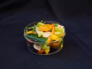 סלט שוק ירקות בכוסות אישיות פינגר פוד מגשי אירוח קייטרינג אירועים
