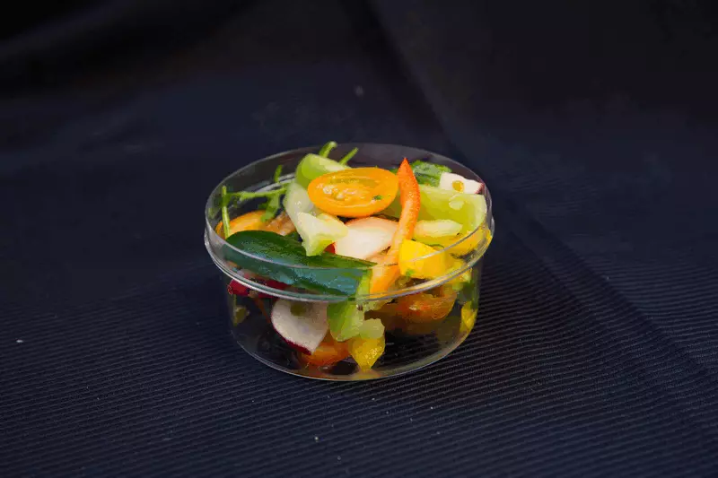 סלט שוק ירקות בכוסות אישיות פינגר פוד מגשי אירוח קייטרינג אירועים